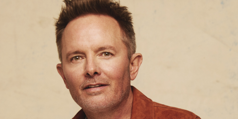 chris tomlin 2023 880x440 1 768x384